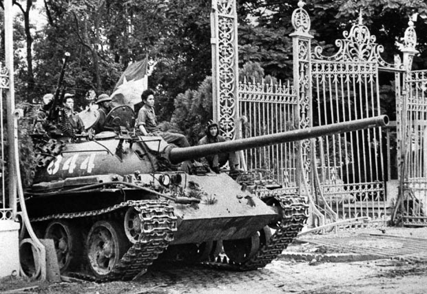 Tank của CSVN tiến vào Dinh Đọ Lập, 20-04-1975. Ảnh AP.