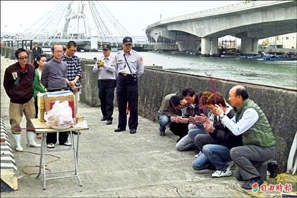 Lao động Việt Nam tại Đài Loan đang qùy tạ tội đã trộm, giết vằ ăn thịt chó.