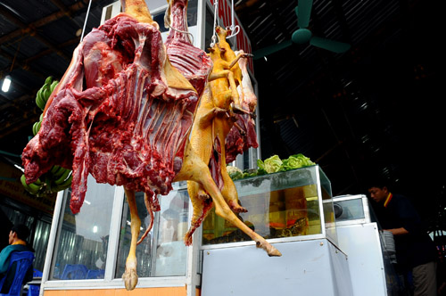 Thịt động vật treo lủng lẳng tại lễ hội chùa Hương, Nguồn: http://m.congly.com.vn