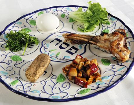 Một dĩa seder với rau parsley, trứng luộc, rau romaine lettuce, xương cừu nướng, táo và hạt trộn rượu, và khoai.