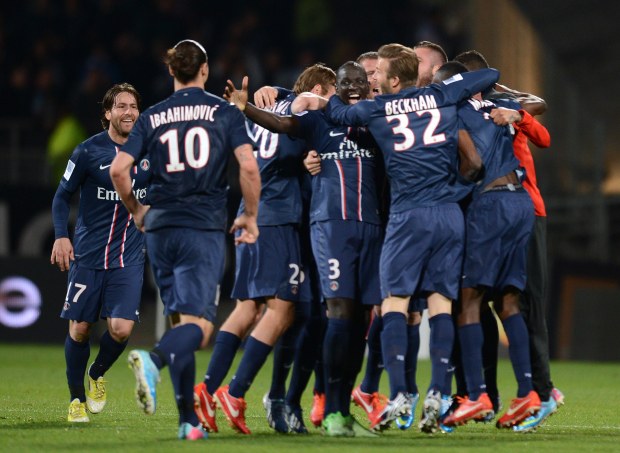 PHILIPPE DESMAZES / AFP / Getty ImagesBritish tiền vệ David Beckham (C) và đồng đội ăn mừng sau khi giành danh hiệu Pháp.