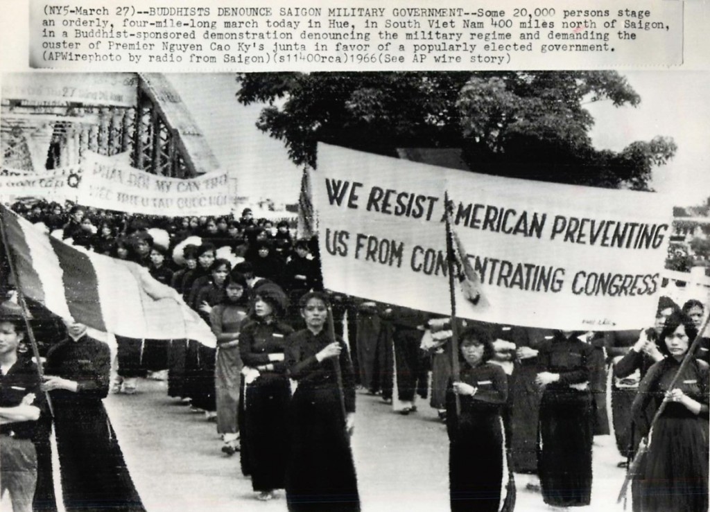 Phụ nữ biểu tình chống Mỹ không cho triệu tập quốc hội, 1966. Nguồn AP.