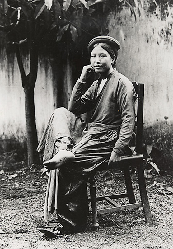 Một phụ nữ miền Bắc trong áo tứ thân, thời kỳ 1919 - 1926. Nguồn: OntheNet.