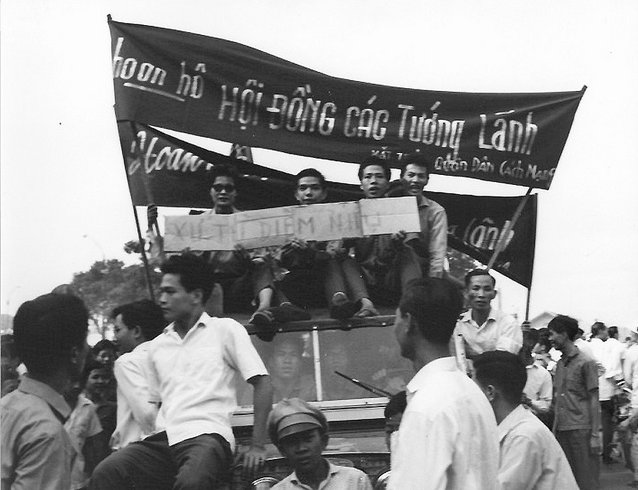 Biểu tình ủng hộ tướng lãnh đao chánh; đòi xử tử hai ông Diệm Nhu. Nguồn: Douglas Pike Photograph Collection - Vietnam Center and Archive.