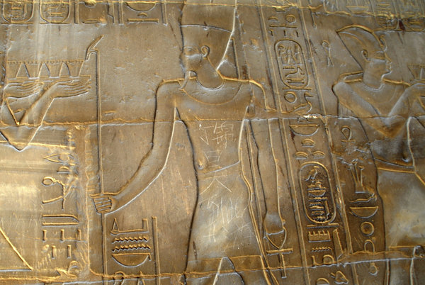 Viết nhảm trên di tích Ai Cập. Nguồn ảnh: Associated Press / May 6, 2013