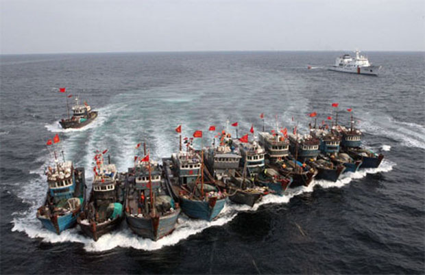 Việc tàu cá Trung Quốc ồ ạt tràn ra biển Đông là hành động xâm lấn, xâm phạm chủ quyền biển đảo của Việt Nam. Nguồn ảnh: Sgtt.vn