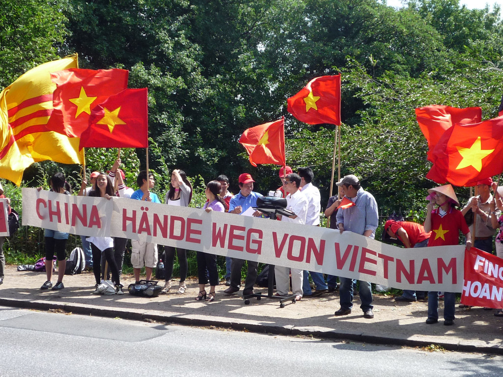 Biểu tình chống Tàu trước LSQ CHNDTH ở Hamburg-Đức, 16.07.2011 – Ảnh: Gocomay