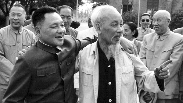 Hồ Chí Minh (áo trắng) và bên trái là người Tàu chỉ huy trận Hoàng Sa 1974. Nguồn: OntheNet