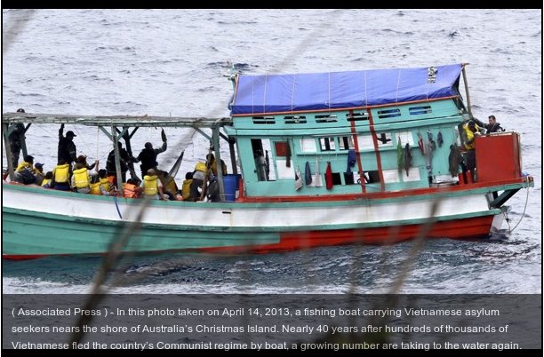 Tàu đánh cá ở Kiên Giang đưa người Việt Nam vượt biển sang Úc - 14/4/2013. Nguồn: AP.