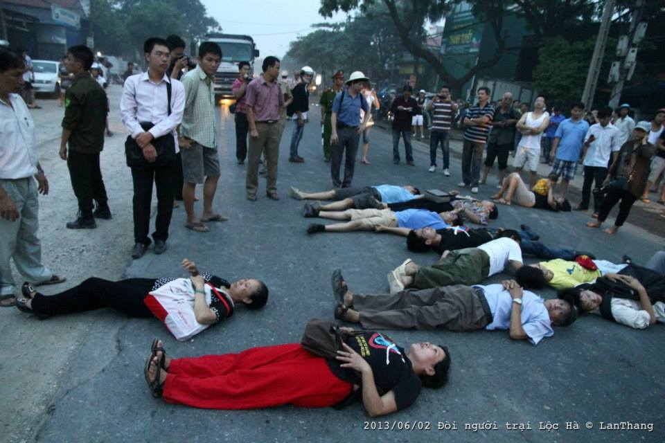 Biểu tình ở Lộc Hà (2/6/2013). Nguồng ảnh: Lân Thắng