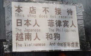 Căng thẳng ở Biển Đông tràn vào đất lền. Bảng cảng báo ở một tiệm ăn tại Bắc Kinh không tiếp khách Nhật, Phi Luật Tân, Việt Nam và... chó. Ảnh AFP.