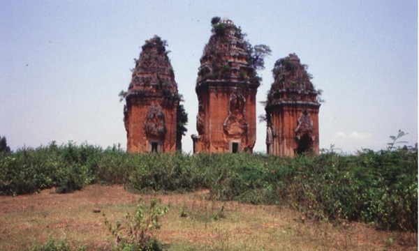 Hình 1: Nhóm đền-tháp Dương Long, thế kỷ 12-13, Bình Định. [Ảnh: TKP]