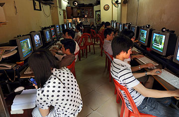 Cafe internet ở Hanoi (2009). Nguồn: HOANG DINH NAM / AFP / GETTY IMAGES 