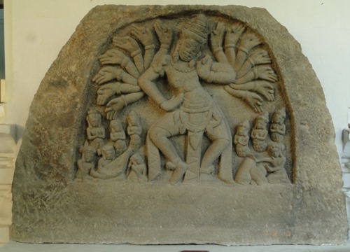 Hình 2: Thần Siva múa, đầu thế kỷ 10, sa thạch. Bảo tàng Điêu khắc Chăm-Đà Nẵng. [Ảnh TKP]