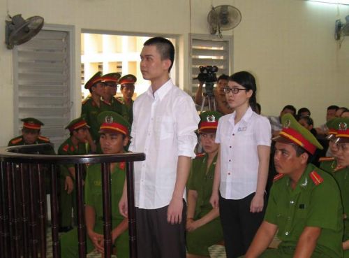 Dân biểu Ed Royce, chủ tịch Ủy ban Ngoại vụ của Quốc hội,  nhấn mạnh Việt Nam kết án tù hai sinh viên trẻ vì tội phân phát tờ rơi - Nguyễn Phương Uyên và Đinh Nguyên Kha - xảy ra chỉ một tháng sau khi ông Baer tổ chức buổi hội thảo về nhân quyền ở Hà Nội.