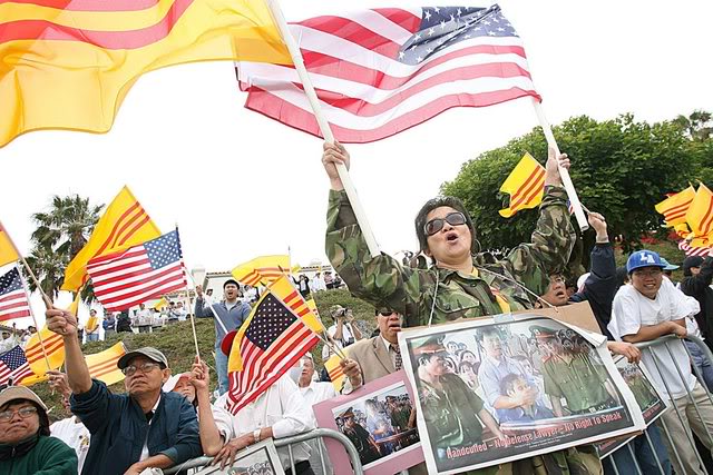 Hàng trăm người biểu tình tụ tập để phản đối chuyến thăm của Chủ tịch Việt Nam Nguyễn Minh Triết ở phía trước của St Regis Monarch Beach Resort ở Dana Point, California, Hoa Kỳ, ngày 23 tháng 6 năm 2007. Đây là chuyến thăm đầu tiên của một nguyên thủ Việt Nam kể từ khi kết thúc Chiến tranh Việt Nam trong năm 1975. Nguồ: EPA / SEAN MASTERSON
