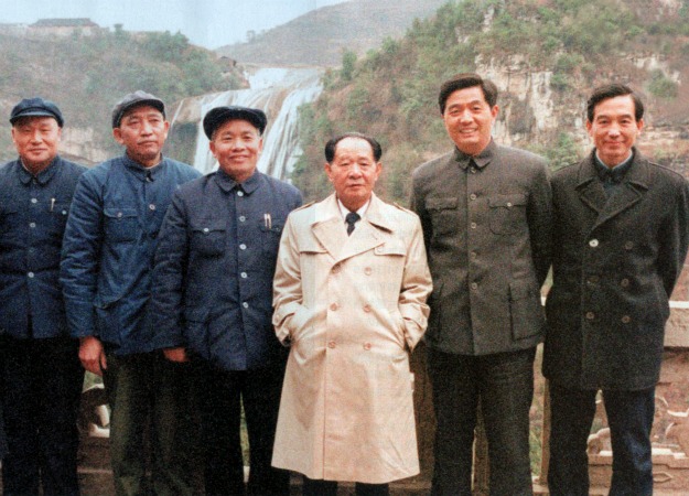 Phe đổi mới trong đảng CS Trung Hoa:  Hu Yaobang (Hồ Diệu Bang, áo khaosc trắngt), với Hu Jintao (Hồ Cẩm Đào và Wen Jiabao (Ôn Gia Bảo) bên phải [ Tháng 2,  1986, Guizhou.] Nguồn: Foreign Policy.