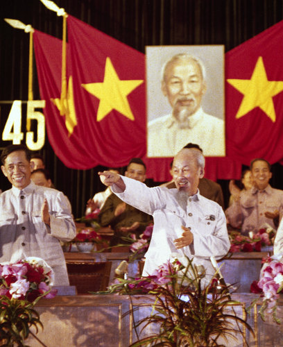 Bí thư thứ nhất, Lê Duẩn, bên trái của Hồ Chí Minh trong một cuộc họp tại Hà Nội năm 1966. Nguồn ảnh: Nihon Denpa News/Associated Press