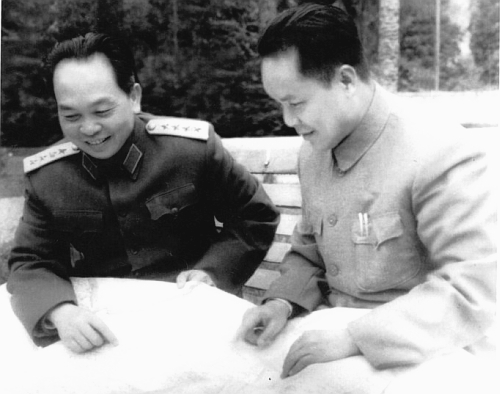 Giáp và Vi Quốc Thanh - một tướng  phụ tá của Trần Canh (ảh chụp thập niên 1960). Nguồn: caocamquy.blog