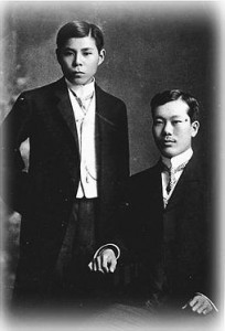 Phan Bội Châu (phải) và Cường Để. Hình chụp khoảng năm 1907. Nguồn: Wikipedia