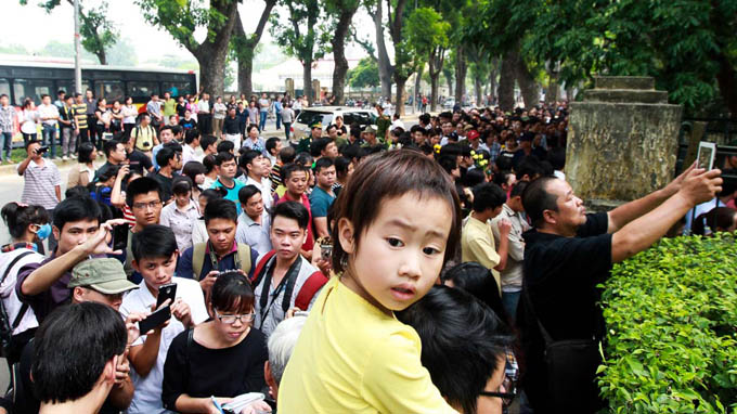 hàng ngàn người hiếu kỳ xếp hàng trên phố Hà Nội để ... chụp hình Nguồn: JL 