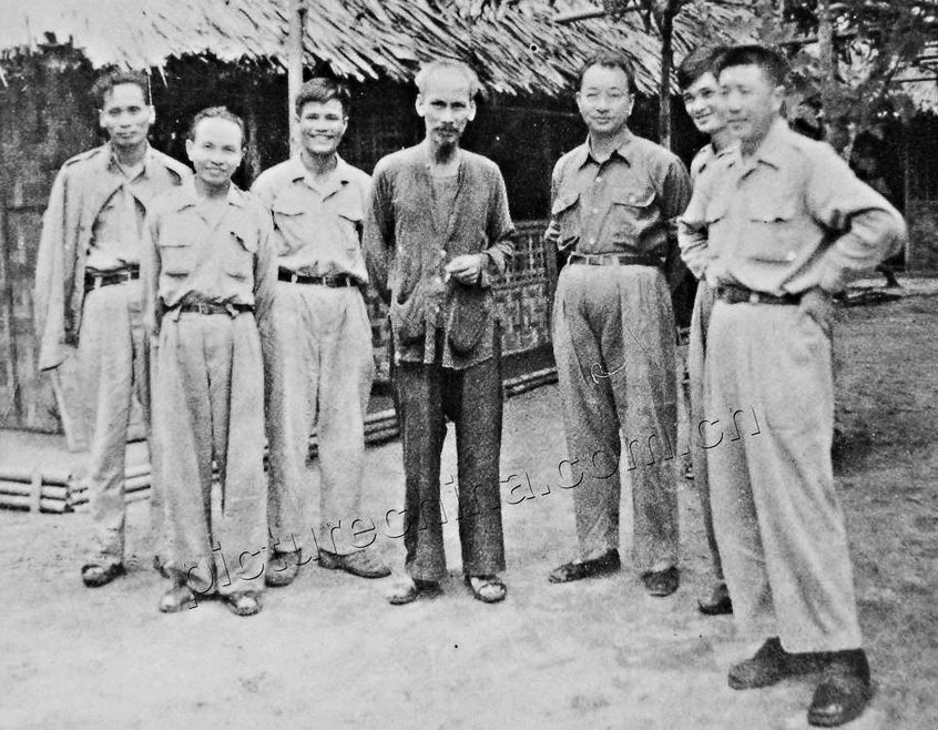 Năm 1950: Có vấn quân sự Trung Quốc tại căn cứ của Việt Minh tại Bắc Việt (từ trái): Phạm Văn Đồng, Trường Chinh, Nguyễn Chí Thanh, Hồ Chí Minh, Trần Canh, Lê Văn Lương, La Quý Ba. Nguồn : pcture.china.com.cn　  ba 
