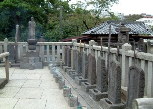 Bia mộ các samurai, đã tự sát sau khi trả thù cho lãnh chúa, tại dền  Sengakuji. Nguồn: awma.com