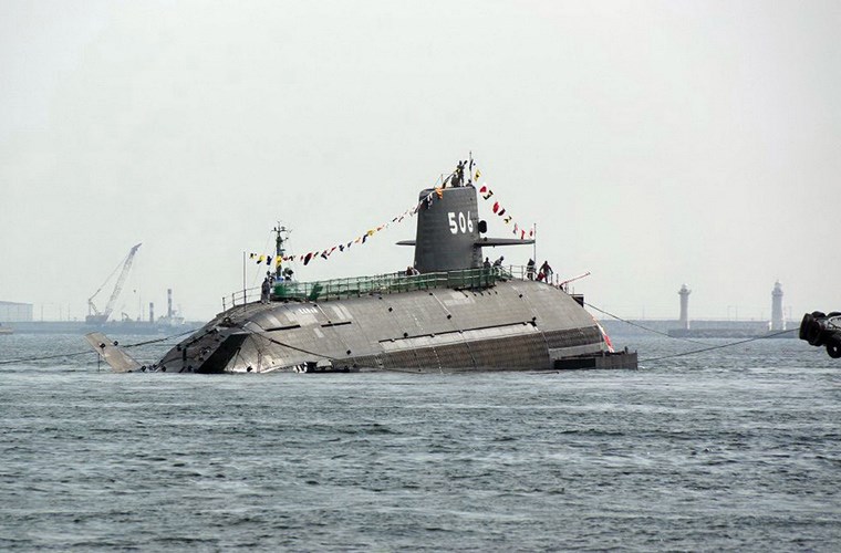 Tàu ngầm Hắc Long “Kokuryu” SS-506 trong lễ hạ thỷ. Nguồn: vndefence.info 