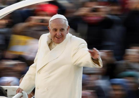 Pope Francis vẫy chào khán giả tại Quảng trường St. Peter, Vatican December 11, 2013.