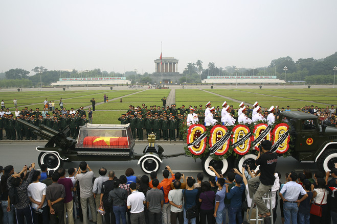 Đám tang tướng Võ Nguyên Giáp (13/10/2013). Nguồn: AP Photo/Na Son Nguyen