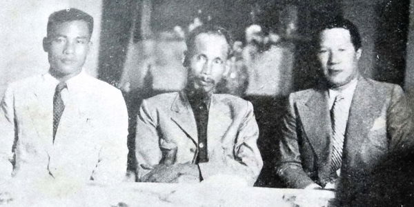 M Vĩnh Tuy (bên phải), cựu hoàng Bảo Đại, sau khi lật đổ chính phủ của ông, công dân của nước Cộng hòa mới, việc xử lý của Chủ tịch Hồ Chí Minh (tháng 8 năm 1945). Nguồn:- Henri Estirac - Tháng 11 năm 1945