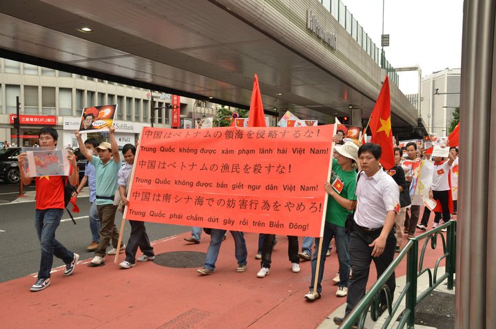 Người Việt ở Tokyo biểu tình tuần hành phản đối Trung Cộng xâm lăng, giết hại, quấy phá ở Biển Đông NGuồn: Facebook.