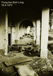 16-4-1972 - Hành lang Trung Học Bình Long những ngày đầu cuộc chiến An Lộc. Nguồn: Flickr.com / © Bettmann/CORBIS