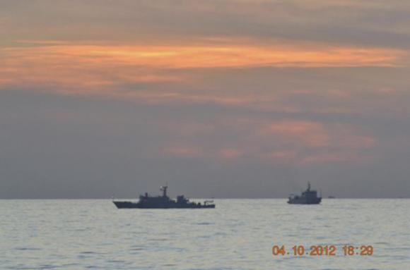 Ảnh trên cho thấy hai tàu giám sát Trung Quốc chạy giữa một tàu chiến của Philippines và tám tàu đánh cá Trung Quốc để ngăn chặn việc bắt giữ ngư dân TQ ở bãi cạn Scarborough, đang có tranh chấp chủ quyền giữa Philippines và Trung Quốc; bãi cạn Scarborough ở miền Nam Biển Đông, khoảng 124 hải lý ngoài khơi đảo Luzon 10 tháng 4 năm 2012. Nguồn: REUTERS / Tài liệu quân đội Philippines