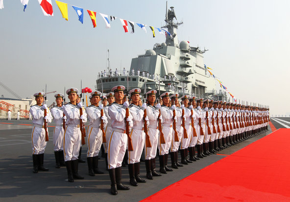 Thủy thủ TQ trên tàu sân bay Liêu Ninh. Nguồn: Zha Chunming/Xinhua, via Associated Press