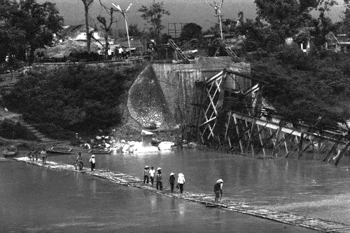 Cầu Kỳ Cùng (Lạng Sơn) bị đánh sập (2-1979). Nguồn: http://tapvietbao.blogspot.ca/