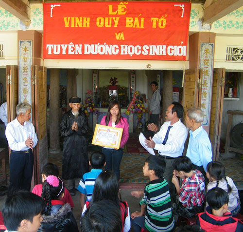 Tộc Phan Công thuộc cộng đồng khuyến học làng Thanh Ly tuyên dương tân cử nhân đại học. Ảnh: THÚY ƯU/http://baoquangnam.com.vn/