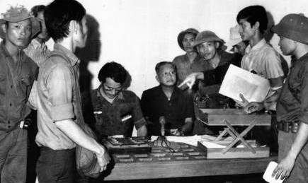 Tổng thống ĐT Dương Văn Minh chuẩn bị tuyên bố đầu hàng tại đài phát thanh Sài Gòn trưa ngày 30/4/1975. Nguồn: Nhà báo Kỳ Nhân, phóng viên ảnh hãng thông tấn AP.