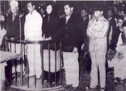 Phiên tòa tại Hà Nội (19/01/1960) xét xử vụ Nhân Văn Giai Phẩm. Từ trái sang phải: Nguyễn Hữu Đang, Trần Thiếu Bảo, Thuỵ An, Phan Tại và Lê Nguyên Chí. Nguồn anh: DR/Thụy Khuê/RFI