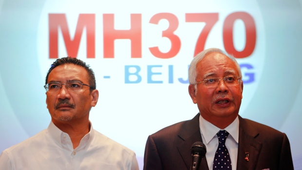 Thủ tướng Malaysia Najib Razak, phải, và Bộ trưởng Bộ Giao thông vận tải Hishammuddin Hussein bên phải, cho biết mặc dù chiếc máy bay đã bị cướp, Mã Lai vẫn điều tra “tất cả mọi trường hợp” những gì khiến chuyến bay MH370 đi lệch đường bay. Nguồn: Damir Sagolj / Reuters.