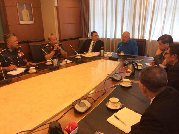 Thủ tướng và giới hữu trách Mã Lai trong một phiên họp. Nguồn: TheGuardian.com 