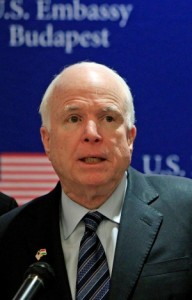 Thượng nghị sĩ đảng Cộng hòa John McCain nói rằng “chính sách ngoại giao yếu ớt” của Barack Obama là nguyên nhân của cuộc xâm lược Crimea của Nga. Tuy nhiên, ông nói thêm, một phản ứng quân sự không phải là giải pháp. Nguồn: Reuters.