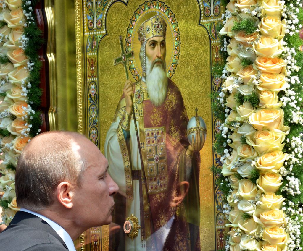 Putin hôn một biểu tượng trong một buổi lễ ở Kiev vào tháng Bảy năm 2013, "để kỷ niệm lần thứ 1.025 của Kitô giáo" ở Ukraine và Nga. Nguồ:  APF