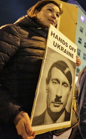 Khủng hoảng Ukraine: Cộng đồng người Ukraine tại Vienna phản đối quân đội Nga xâm lấn Ukraine hôm thứ tư trong lúc các nhà ngoại giao của Nga, EU và Mỹ tập trung tại Paris để cố gắng giải tỏa căng thẳng. Nguồn: Leonhard Foeger / Reuters.