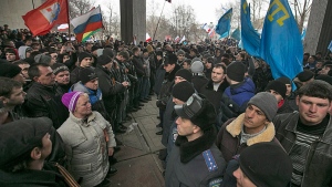 Cảnh sát Ukraina tách dân Ukraine gốc Nga bên trái, và dân Crimea gốc Tatar trong cuộc biểu tình chống đối nhau gần tòa nhà quốc hội Crimea ở Simferopol hồi tháng hai khi bế tắc ở Ukraine đang leo thang. Một người chết trong cuộc đối đầu dường như vì một cơn đau tim, Nguồn: Baz Ratner / Reuters. 