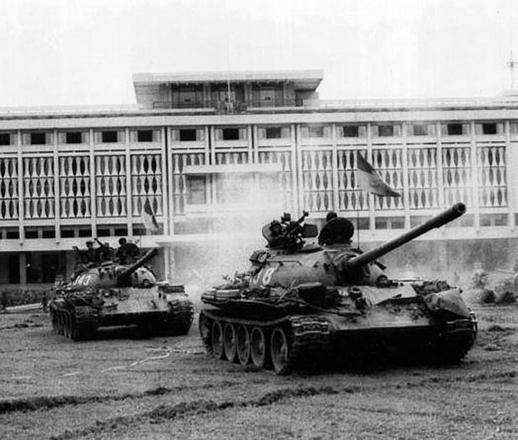 Xe tăng của quân CSVN trong khuôn viên Dinh Đọc Lập ngày 30/4/1975. Nguồn: OntheNet