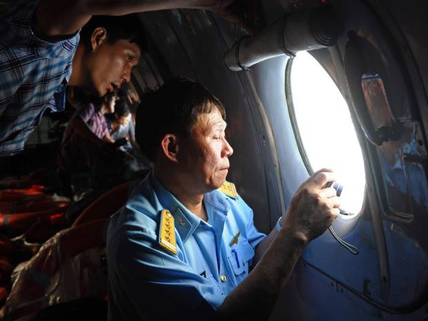Ký giả và giới chức Việt Nam trên máy bay AN-26 đi tìm máy bay MH370 trên vịnh Thái Lan. Nguồn: DINH NAM/AFP/Getty Images