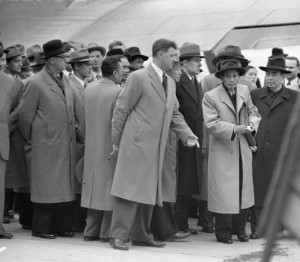 Phạm Văn Đồng trên đường đến Hội nghị Geneva 1954. Sau lưng bên trái Đồng là Thứ trưởng Ngoại giao Nga, Andrei Andreyevich Gromyko, bên phải là Chu Ân Lai, bộ trưởng Ngoại giao CHND Trung Hoa. Nguồn: OntheNet