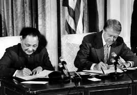 Phó TT Đặng Tiểu Bình và TT Jimmy Carter ký kết quan hệ ngoại giao January 29, 1979. Nguồn: OntheNet