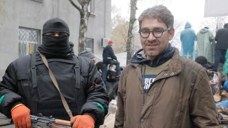 Phóng viên Mỹ Simon Ostrovsky đang bị nhóm ly khai thân Nga bắt giữ. Nguồn: Efrem Lukatsky/The Associated Press